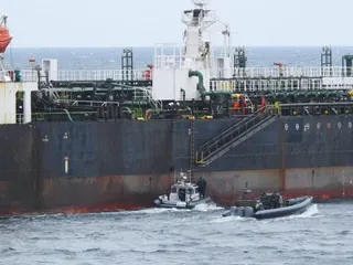 瑞典海岸防衛隊今年4月時對疑似在瑞典海域漏油造成汙染的Flora 1油輪進行登船...