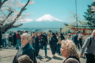 今年早些时候，日本富士山登山起点处的游客。