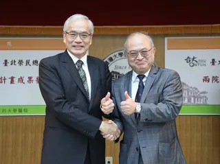 台大醫學院院長、台灣腸胃科權威吳明賢（右）23日驚傳「到院前心肺功能停止」送醫急...