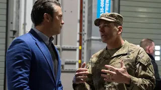 駐歐美國陸軍司令多納霍上將（右）與赫格塞斯進行對話。（取自美軍DVIDS系統）