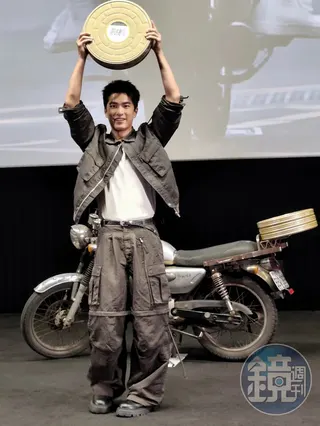 曾敬驊在片中飾演拷貝時代的「跑片員」，時代回到1995年，實際上他當時還未出生。