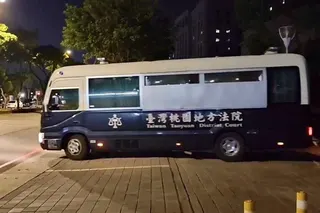 育兒網紅林女經法院裁定收押２月後，稍早搭乘囚車離去。(記者陳恩惠／攝影)