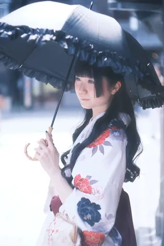 日本偶像女團みみっchu成員川井める在電車上慘遭鹹豬手。（圖／翻攝自X平台 @meru___chu）