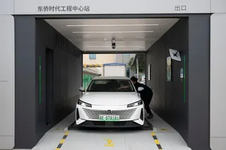 宁德时代总部的一处汽车充电站。