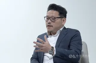 新加坡貴金屬保管設施公司資深市場經理張永耀24日接受中央社訪問表示，擁有大型黃金保管庫及龐大的儲存空間、配備安全措施、透明庫存管理系統及保險保障等，是讓新加坡成為重要黃金交易中心須具備的條件。中央社記者吳昇鴻新加坡攝　115年6月25日