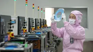 一個女員工舉起一個芯片