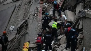 委内瑞拉发生强烈地震，救援人员从首都加拉加斯一处倒塌的建筑物中救出一人。（图取自法新社）