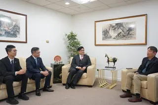 長榮航空客運課副課長游輝楠(左起)、前紐約分公司總主任張駿、新任紐約分公司總主任...