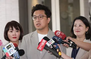 民進黨台北市長參選人沈伯洋（中）受訪大談議員索資要SOP化，以減輕公務員負擔；市...
