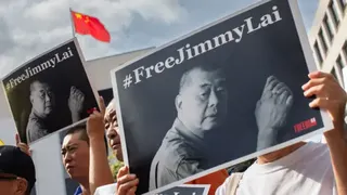 美國洛杉磯中國領事館外黎智英支持者抗議要求香港放人（14/2/2026）