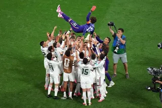 墨西哥選手將傳奇門將奧喬亞（Guillermo Ochoa）拋到空中慶祝。(美聯...