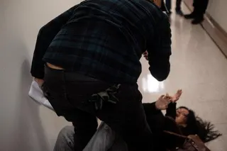 一名尋求政治庇護的厄瓜多女子去年9月在紐約市曼哈頓移民法庭外，被移民探員摔倒在地...