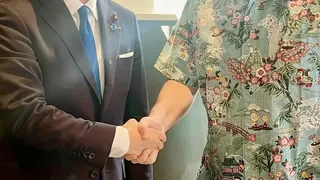 日本防衛大臣小泉進次郎（左）和Anduril創辦人拉奇合影。（取自小泉官方粉專）