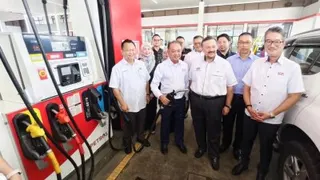 阿米尔韩沙在亚历山大的陪同下，到古晋一间油站视察BUDI Diesel机制落实准备工作。