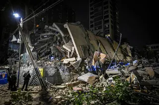 地震威力特别强大，委内瑞拉首都加拉加斯许多建筑物被毁，一些建筑物完全坍塌。（法新社）