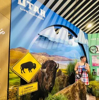 猶他州展館具有野牛風格，「小心，勿靠近」的警告標誌逼真。(讀者EIIie Hun...