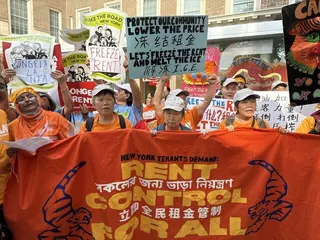 唐人街住客協會等租戶團體在租金指導委員會投票前集會，手持「凍結租金」標語要求一年...