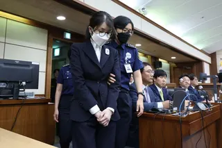 SEOUL, SOUTH KOREA - SEPTEMBER 24: Ex first lady Kim Keon-hee arrives for her first trial hearing on corruption charges at a courtroom of the Seoul Central District Court on September 24, 2025 in Seoul, South Korea. The hearing is take place after special counsel indicted Kim with physical detention on charges of violating the Capital Markets Act, the Political Funds Act and a law on the acceptance of bribes for mediation on Aug. 29. (Photo by Chung Sung-Jun/Getty Images)