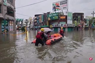 米克拉过境台湾时引发暴雨，导致台湾部分地区停摆，约600万人停工停学。台湾中央社6月26日发布的照片显示，连夜暴雨在台南引发严重洪涝，消防员出动救援艇将受困者转移至安全地点。 （法新社）