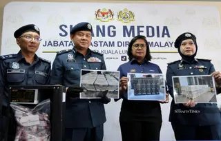 KLIA Customs director Zulkifli Muhammad (2nd left) said the seizure was made during an inspection by the KLIA Customs Enforcement Division at a warehouse in the Free Trade Zone at 4.30pm on June 5. NSTP/MOHD FADLI HAMZAH