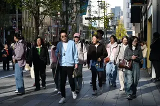 一群遊客出現在銀座街頭