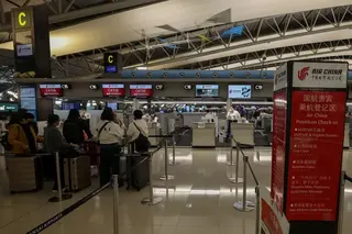 中國國際航空公司值機台前有很多遊客在排隊