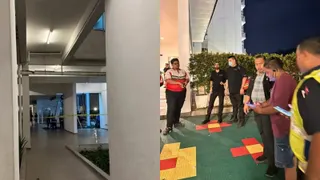 阿兹鲁（右3）昨晚在接获消息后赶往现场了解情况，并向死者家属提供协助。