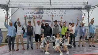 澎湖島帆船系列賽，27日不畏風雨照常舉辦，由身兼中華民國帆船協會理事長的澎湖縣議長陳毓仁、澎湖縣政府參議林長安、觀光署澎管處長郭振陵、國民黨縣議員許國政等人共同鳴笛。（許逸民攝）