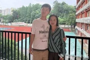郭斌臨畢業之際，與張龍在學校合影留念。(湖北日報)