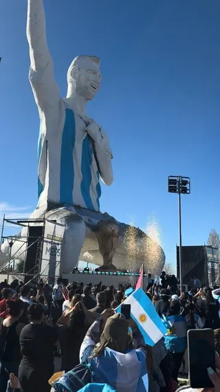 這張擷取自社群媒體影片的畫面顯示，阿根廷內烏肯省庫特拉爾科民眾16日聚集在新落成...