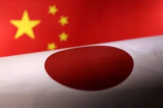 中國與日本國旗合成圖。（路透社）
