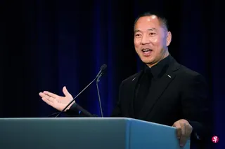 流亡美国的中国富商郭文贵因诈骗投资者约10亿美元（12.9亿新元），被美国法院判处30年监禁。 （路透社档案照片）