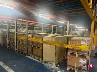 台湾基隆地检署5月20日在基隆、内湖两处仓储查扣尚未走私出境的50台美超微高阶AI伺服器。 （自由时报）