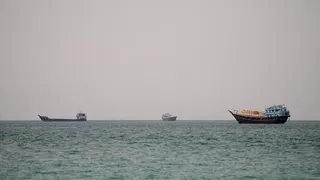 阿曼沿岸29日可見荷莫茲海峽上多艘船舶。(路透)