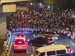 网传视频显示，上周六（6月27日）晚，安徽合肥街头爆发了一场大规模群众抗议。 （互联网）