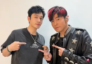 黄晓明（左）观看周杰伦（右）鸟巢演唱会，两男在后台合照。 （取自黄晓明微博）
