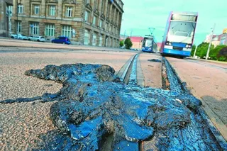 持續高溫導致德國萊比錫電車軌道27日出現嚴重損壞。(美聯社)
