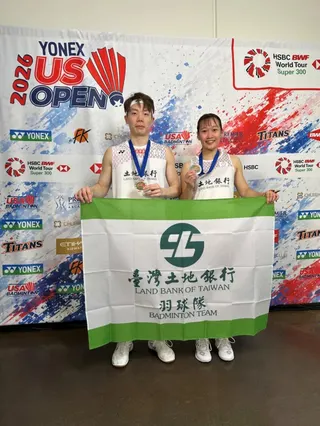 土地銀行羽球隊隊員劉廣珩(左)許尹鏸勇奪2026美國超級300公開賽男女混合雙打金牌。(圖／記者 劉其昌 翻攝)