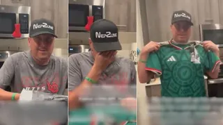 男童存一年零用钱送世界杯球衣 父亲感动落泪