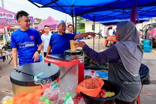 The Johor election campaign is proving to be more than just a democratic exercise, as it has become an unexpected economic boost for petty traders and hawkers in the Layang-Layang and Simpang Renggam areas. NSTP/AIZUDDIN SAAD