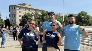 美国最高法院当地时间周二针对出生公民权案做出裁决，民权团体“拉丁裔美国公民团结联盟”在法院外头等候消息。（图取自中央社）