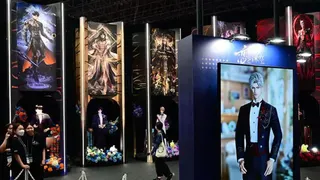 日本東京千葉縣幕張市東京電玩展上的《戀與深空》攤位擺滿遊戲角色1:1塑像（25/9/2025）
