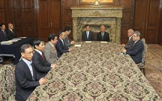 日本眾議院議長森英介（後右1）1日召集朝野代表會談。（共同社）