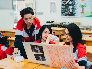 小S（中）翻著當年畢業合照，感嘆照片中少了2個人。（東森綜合台提供）
