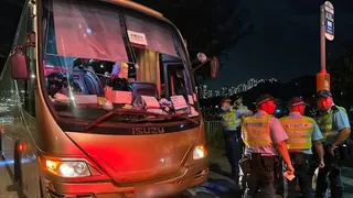 旅巴司机驾车时昏迷身亡 领队踩刹车救46人