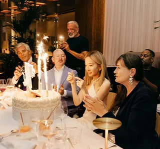 王薇薇頂著一頭新的金色髮型，在巴黎慶祝77歲生日。（翻攝verawang IG）