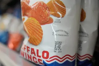 美國加州禁止在食品包裝上標註保存期限。圖為包裝上印有Best if Used By（最佳賞味期）的洋芋片。（美聯社）