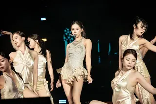 周子瑜(中)寫下個人演藝里程碑的重要一刻。（讀者提供）