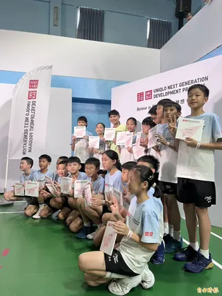 戴資穎(綠衣)今天出席品牌活動和小朋友互動。(記者粘藐云攝)