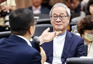 文化部長李遠(右)2日談到Taiwan Plus，承認定位沒有很清楚，「是一個災...